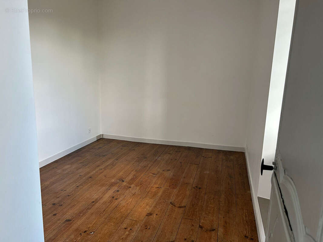 Maison de caractère rénovée avec cour et garages - photo 4