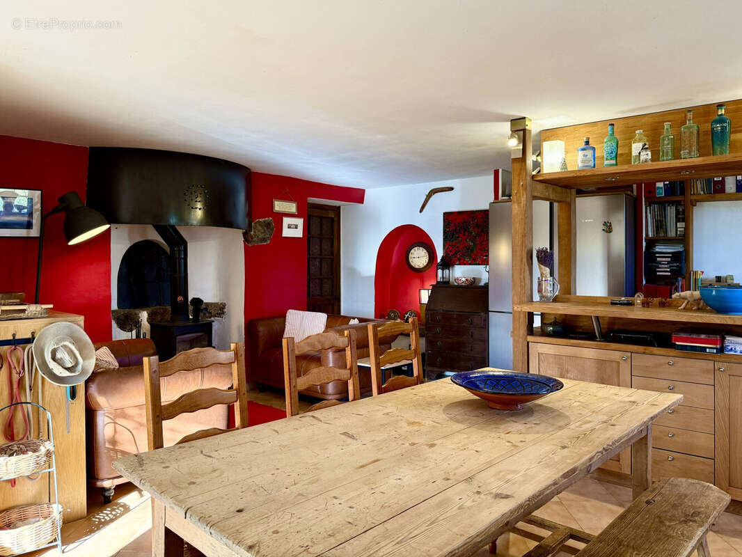 Dickjan POPPEMA d'eXp France vous propose un business provençal - Maison à BARRET-SUR-MEOUGE