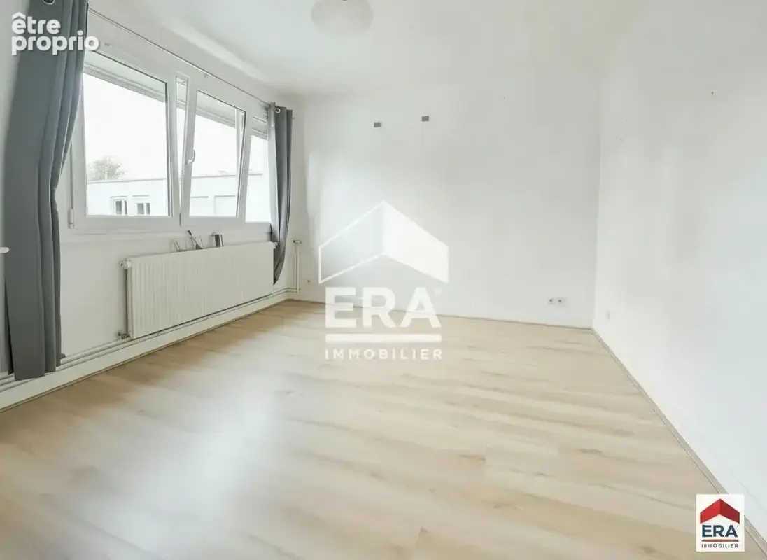 Croix centre - t3 de 72 m² - balcon - parking privatif - cave - photo 4