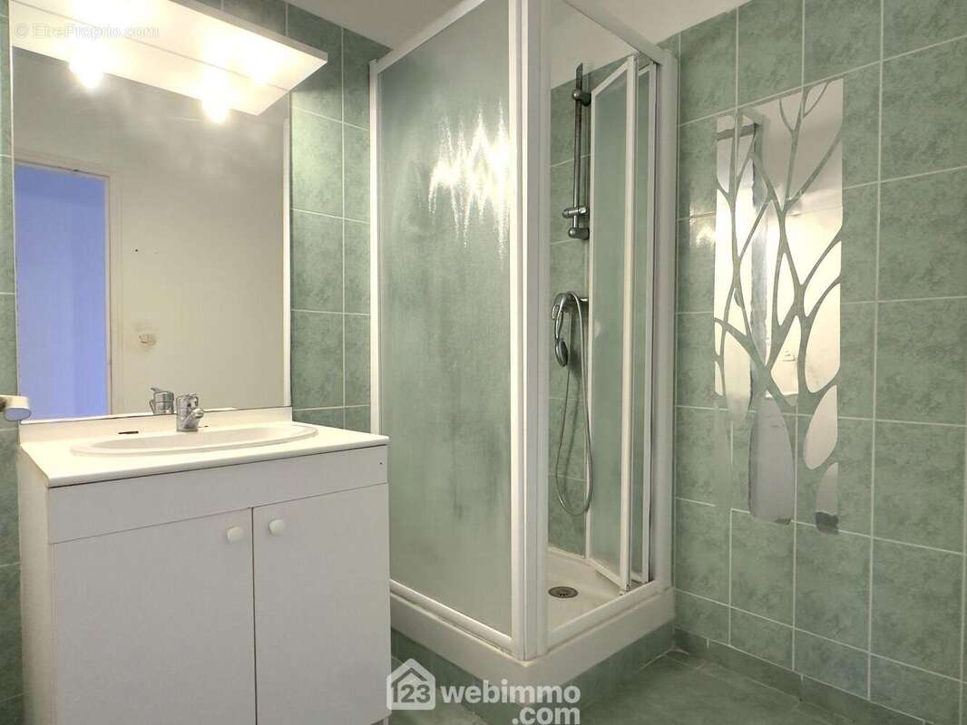 ... et la salle de douche. - Maison à MAZE