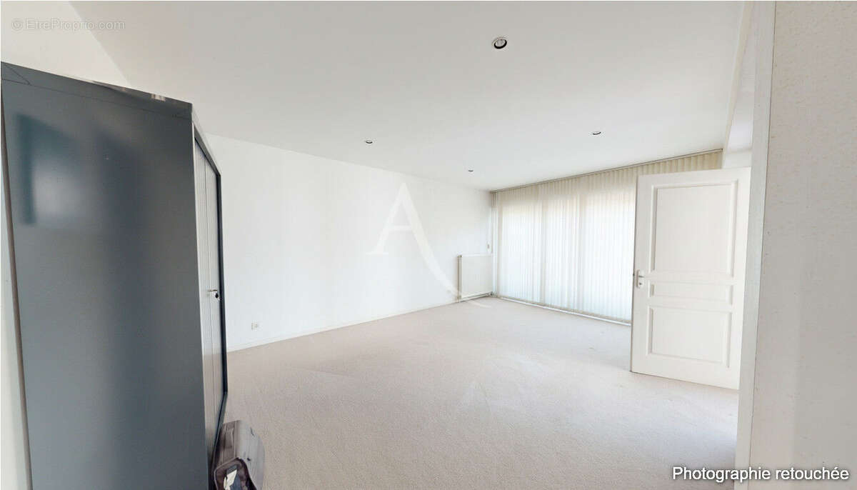 Maison de plain-pied à vendre. Grand séjour 100 m², 3 chambres, 2 garages - photo 8