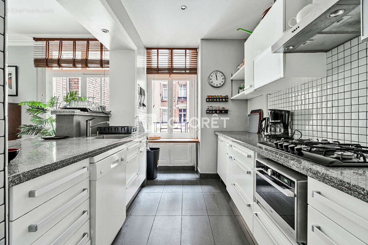 Appartement à PARIS-16E