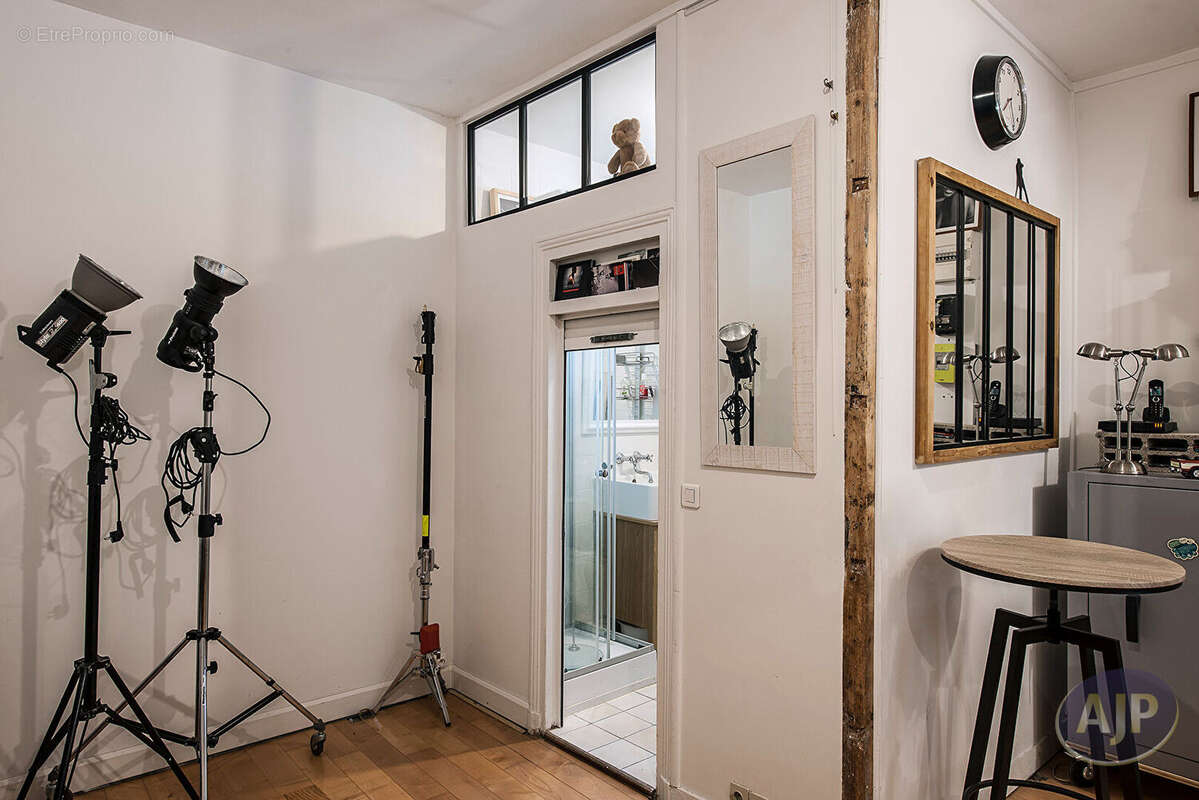 Rez-de-cour - Studio comme un deux pièces - photo 6
