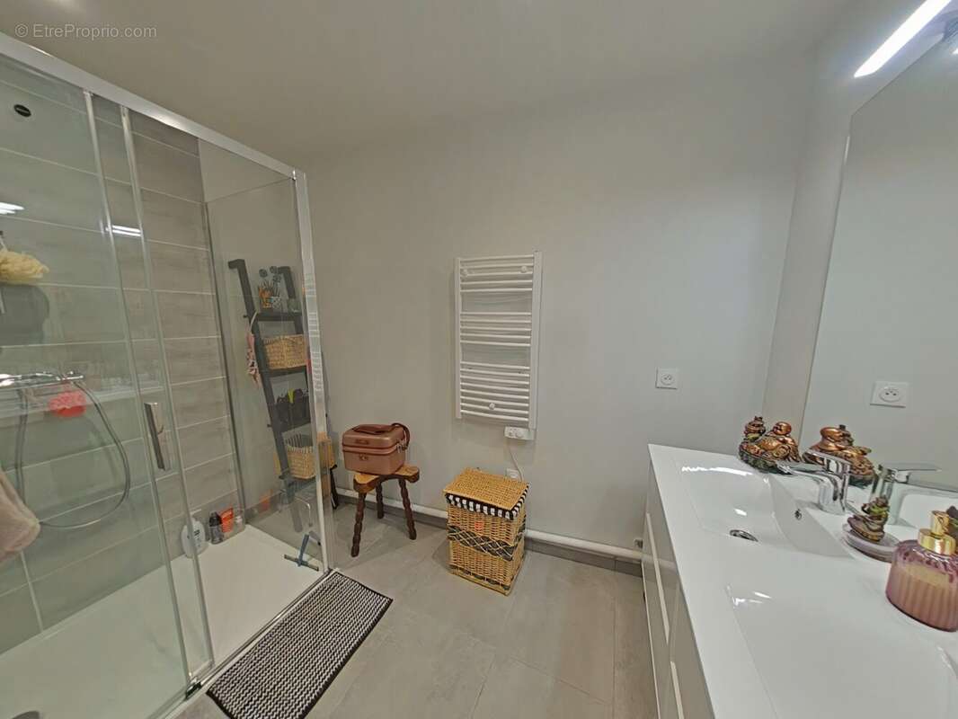 Appartement à VEAUCHE