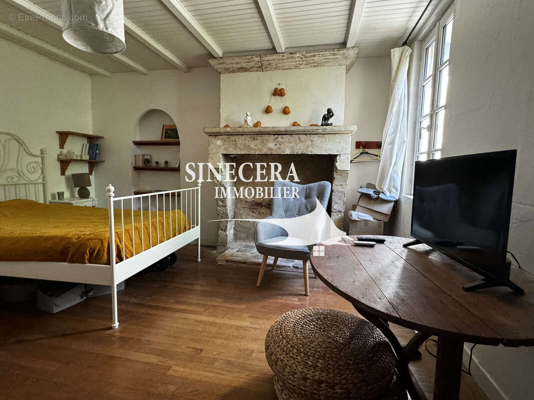 Commerce à LA ROCHE-CHALAIS