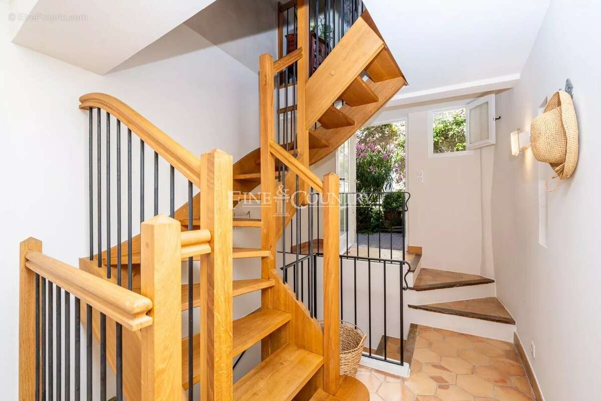 À vendre – Coeur de MOUGINS VILLAGE - Ensemble unique de deux maisons avec vue mer - photo 15