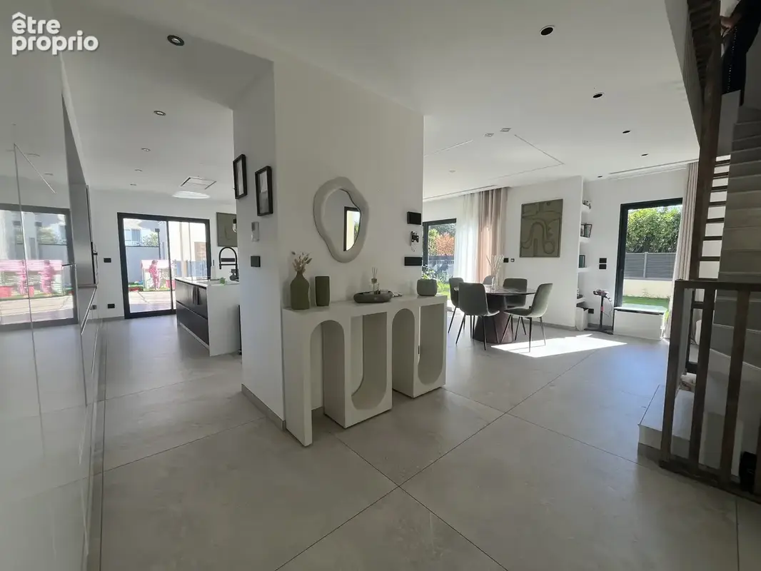 Maison contemporaine   177.58 m2   5 chambres   Piscine   Châteauneuf-sur-Isère - photo 2
