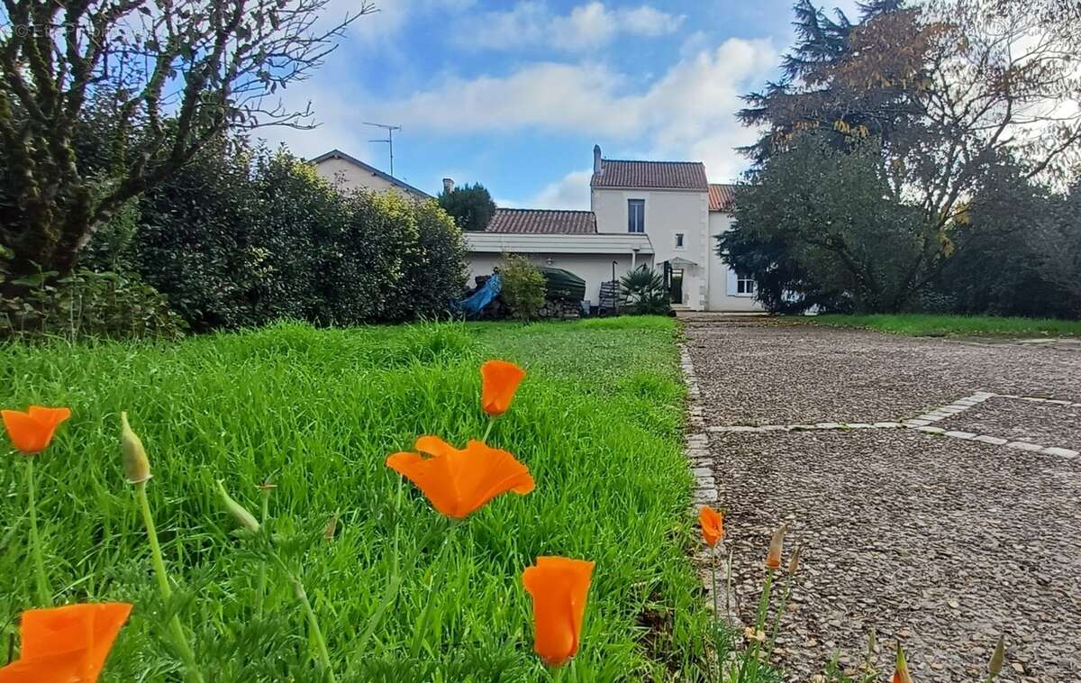 Maison à vendre 8 pièces SAINT YRIEIX SUR CHARENTE (16) avec grand terrain - photo 5