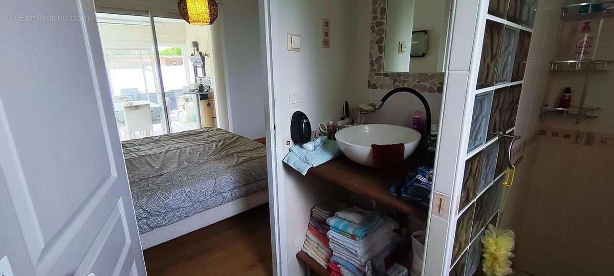 Maison de plain-pied – 167 m² – piscine avec abri haut – dpe b – panneaux solaires – 3 596 m² de terrain – clam, à 5 minutes de  - photo 8