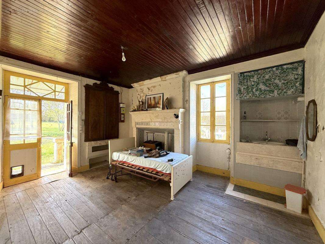 Maison à LA CHAPELLE-GRESIGNAC