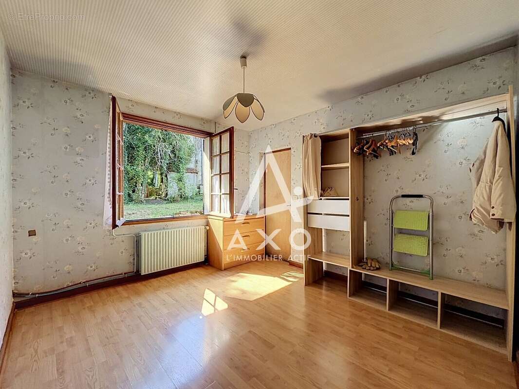 Maison familiale avec garage et dépendance - photo 8