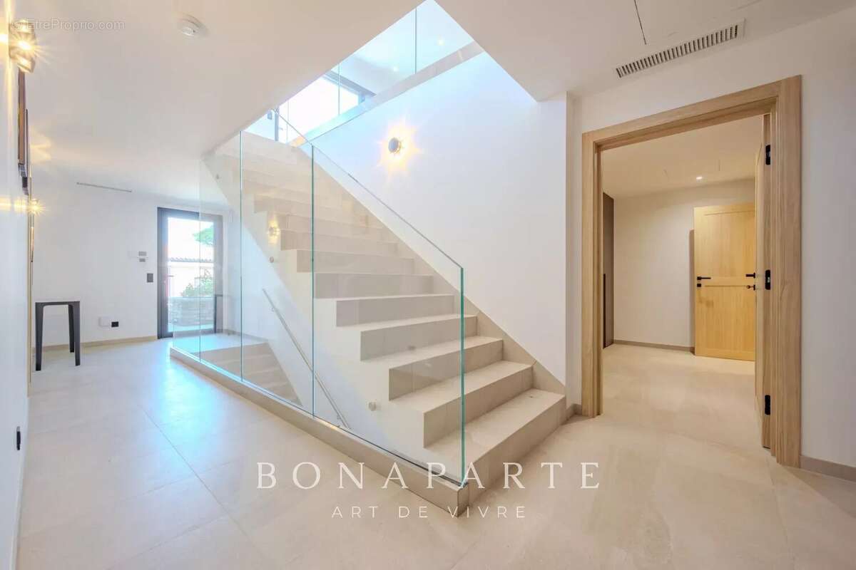 SAINT-TROPEZ GASSIN Exclusivité : Superbe villa-appartement en duplex avec vue mer exceptionnelle - photo 18