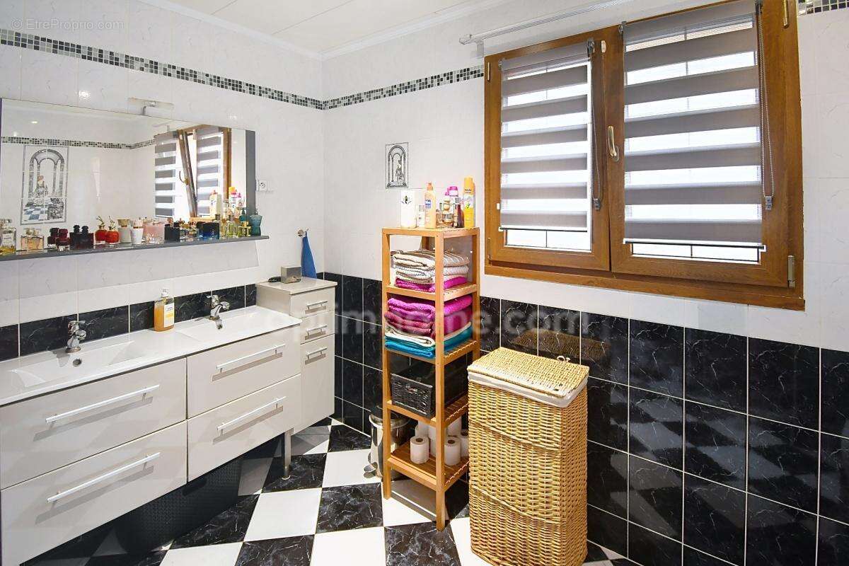 Maison plain pied 129m2 - 3 chambres - 2 garages - terrain 10 ares 45 - 2 terrasses - photo 12