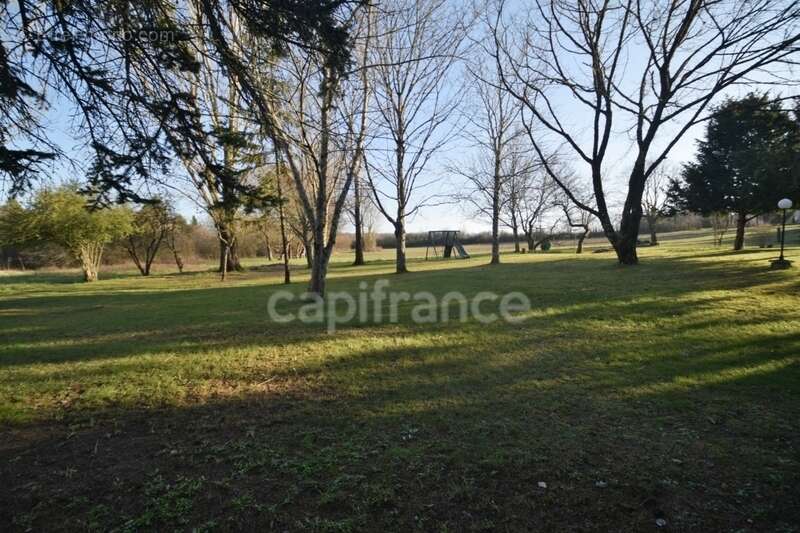 Demeure en pierre du XVIIIe siècle - poutres apparentes - 3 chambres - 2 boxes à chevaux - 18 000m2 de terrain - proche de MARMA - photo 4