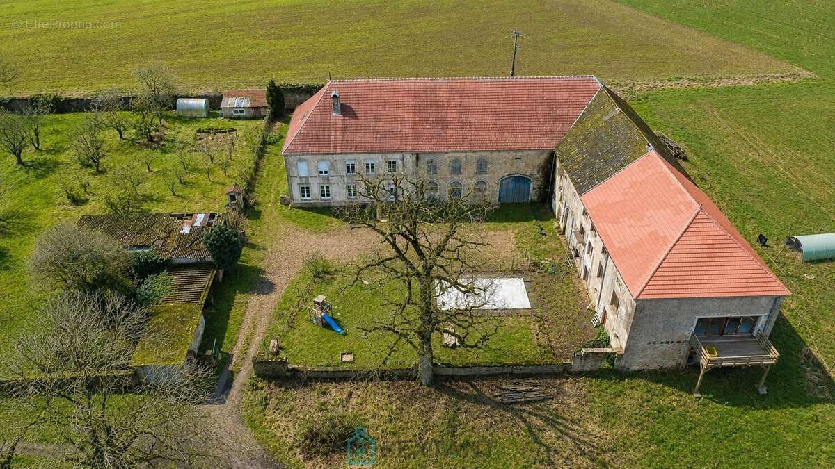 Maison à BREHAIN-LA-VILLE