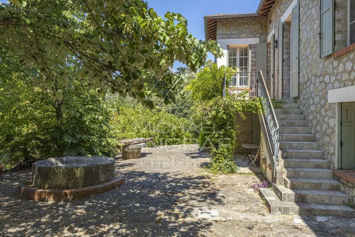 Maison à LA ROQUETTE-SUR-SIAGNE