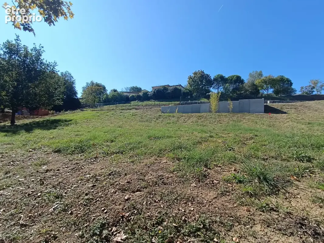 Terrain constructible de 1000 m2 à Aureville - photo 2