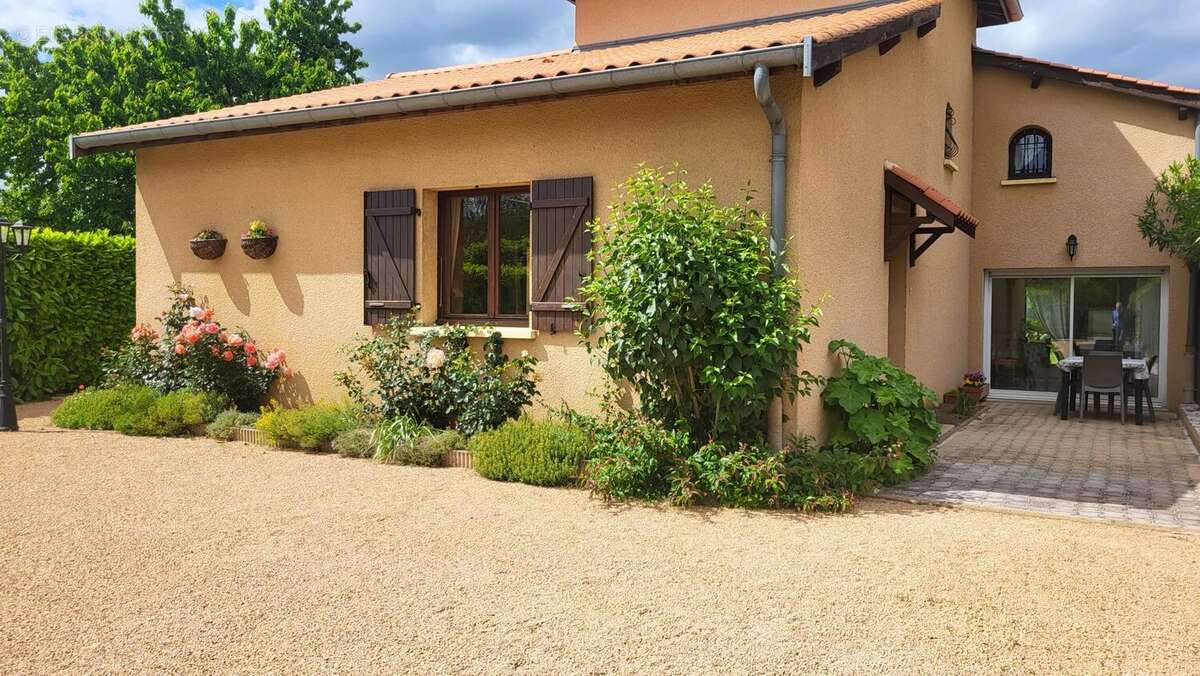 Maison à ROMANECHE-THORINS