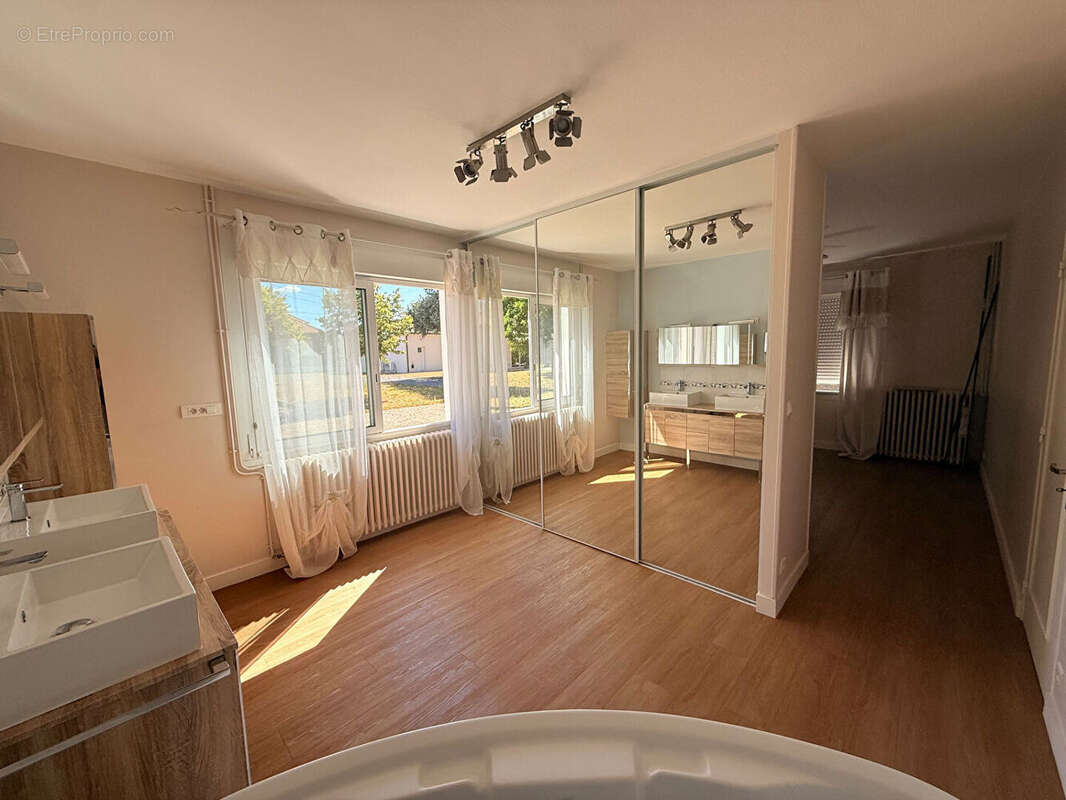 Maison 282 m² à Montmorillon  - photo 9