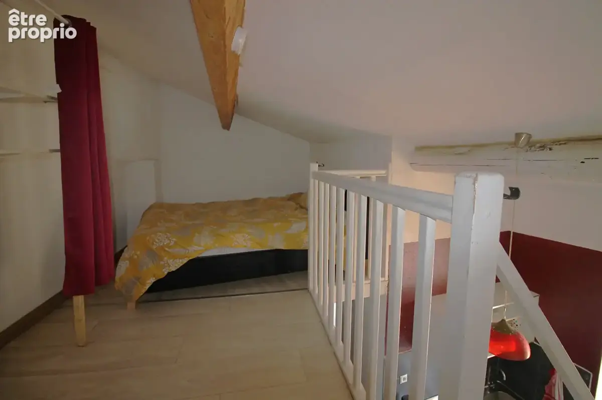 NIMES CENTRE VILLE Studio avec mezzanine de 22.34 m2 LC au 2ème et dernier étage. Copro soignée. - photo 8