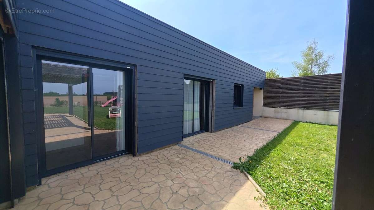 Maison à SAINT-REMY-EN-ROLLAT