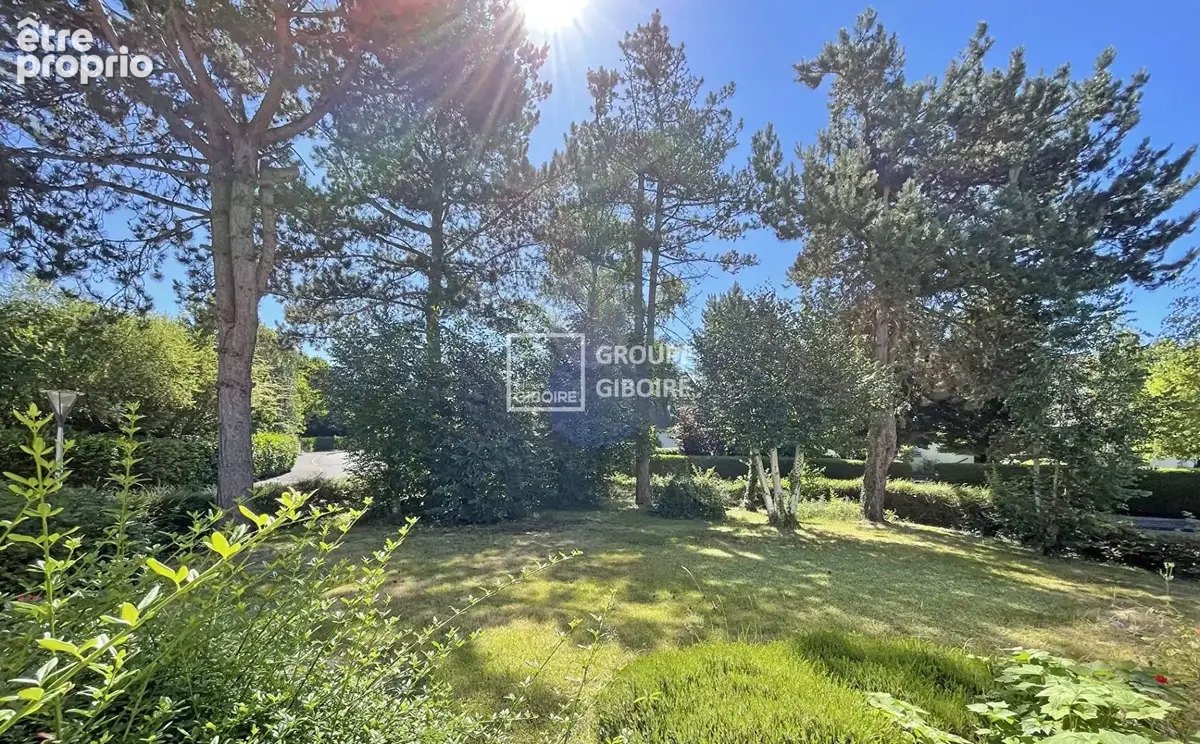 Maison traditionnelle 8 pièces - 180 m² - Lotissement résidentiel, centre-bourg - photo 5