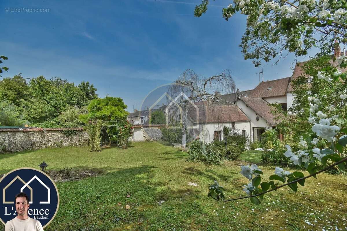 Maison à MONDONVILLE-SAINT-JEAN