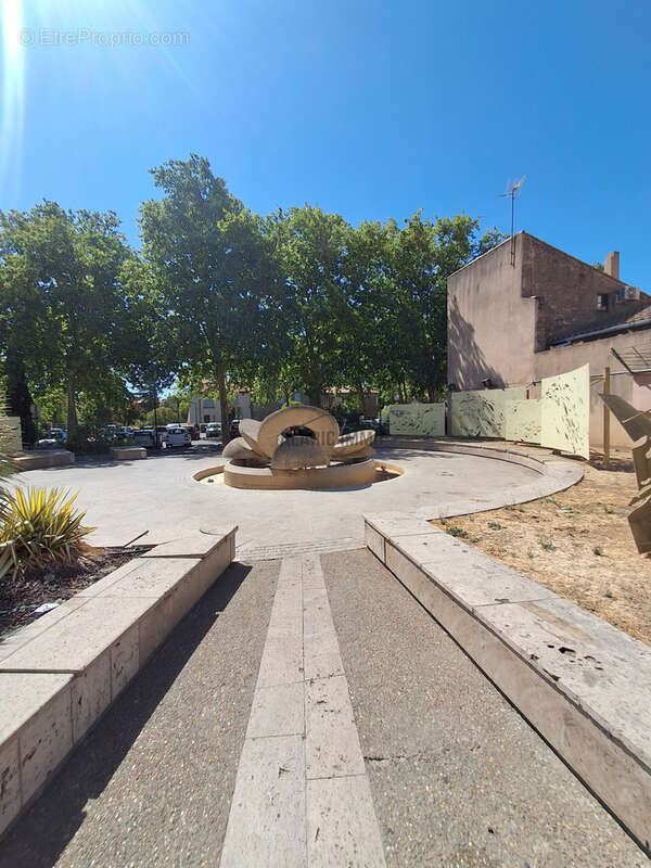 Commerce à LEZIGNAN-CORBIERES