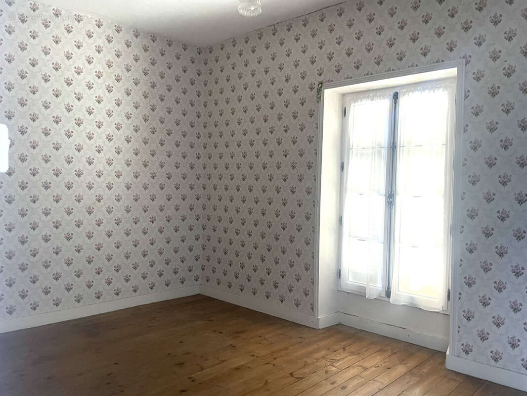 Maison de caractere avec dependances // centre bourg mirebeau - photo 15