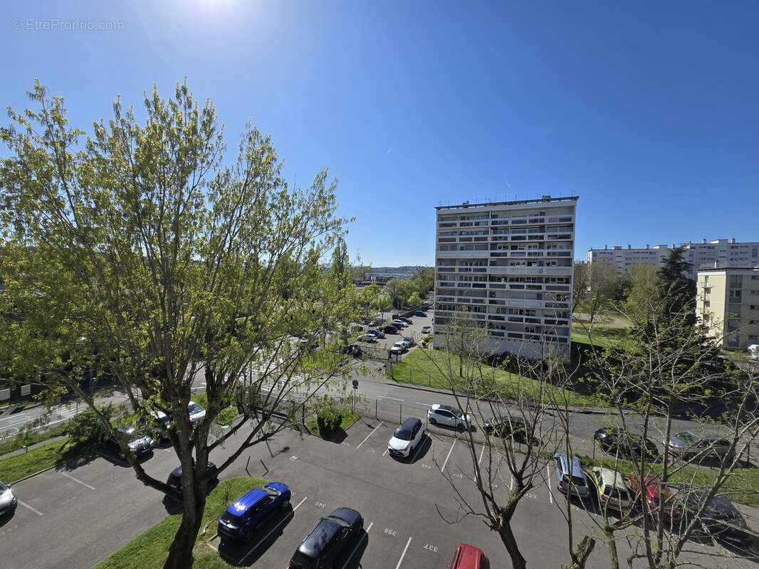 Appartement à PIERRE-BENITE