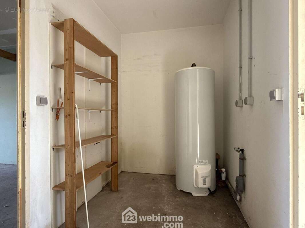 Avec accès direct au cellier (6,90 m2), - Maison à QUINCAY