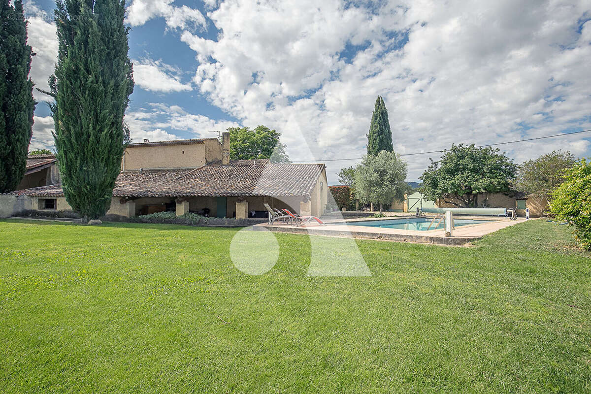Aix Nord - Mas Provençal de 188 m2 hab avec Bergerie - Piscine - photo 2