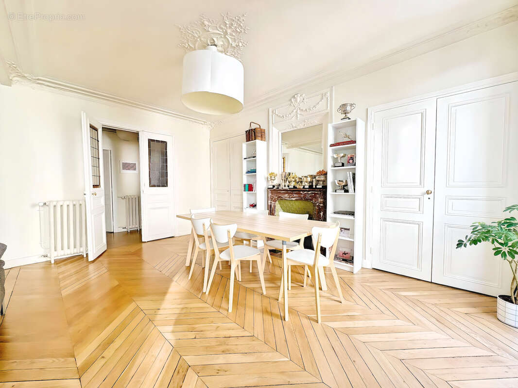 Appartement à PARIS-16E