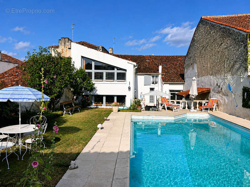 Maison d'habitation 7 pièces à vendre plus trois revenus locatifs MATHA (17) - photo 3