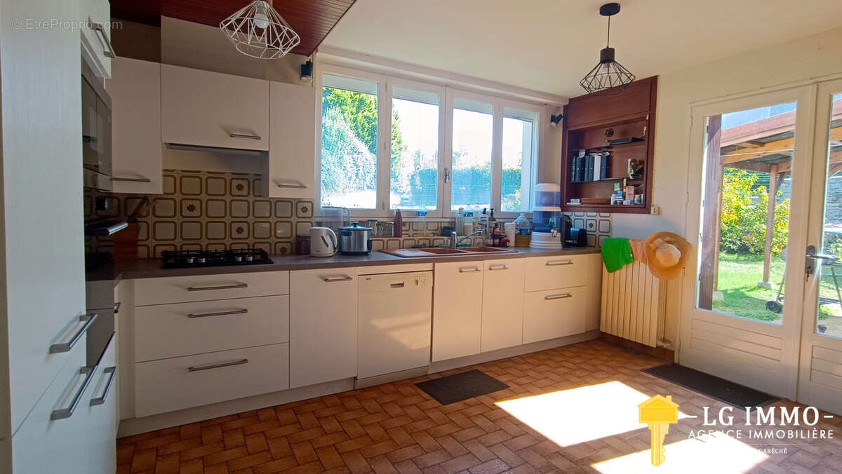 Maison de bourg, 4ch, studio, garages sur 971 m2 de terrain - photo 4