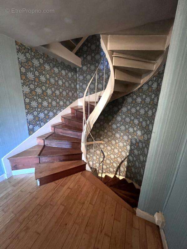 Maison à POULE-LES-ECHARMEAUX