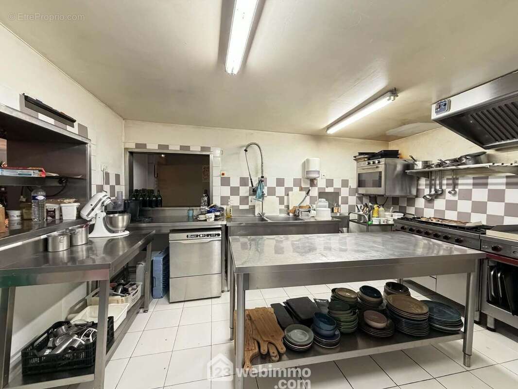 Une cuisine entièrement équipée - Commerce à LAON