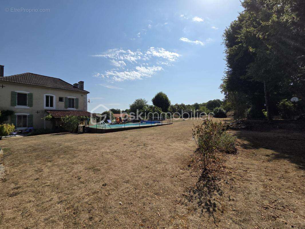 Coup de cœur – charme, elegance et potentiel, belle maison rénovée avec studio, piscine chauffée et 1 940 m² de terrain - photo 22