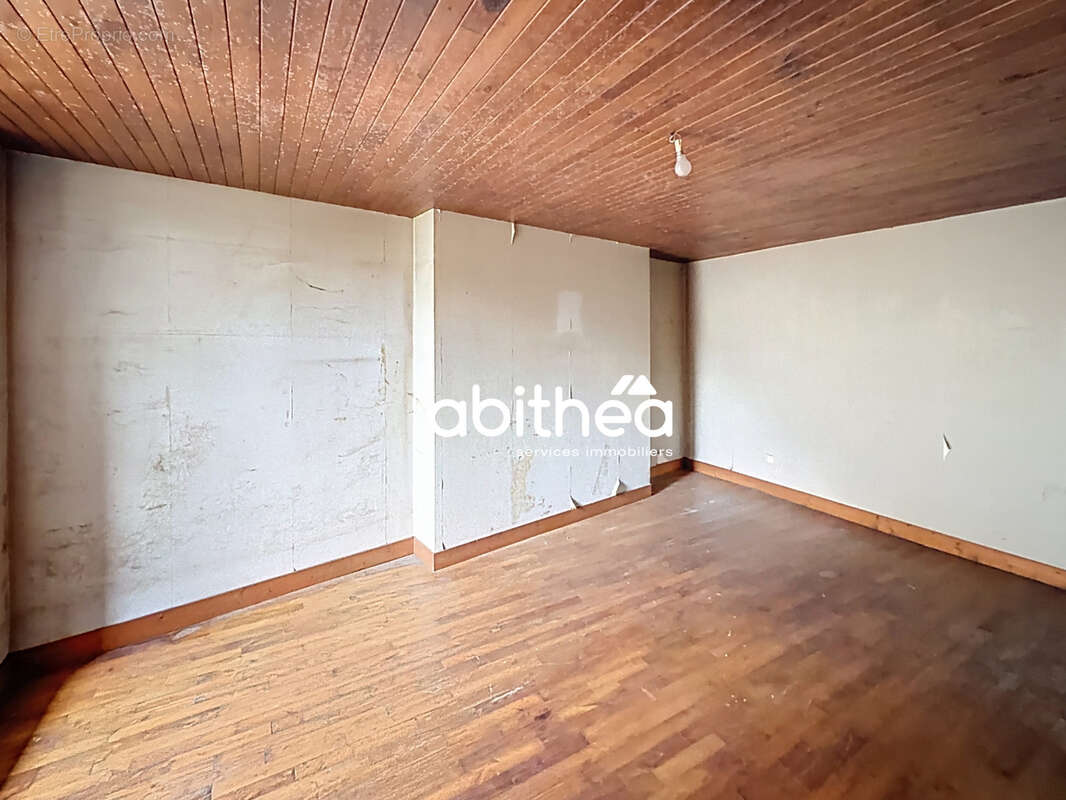 Maison de bourg en pierres, avec terrain de 2200m2 - photo 6