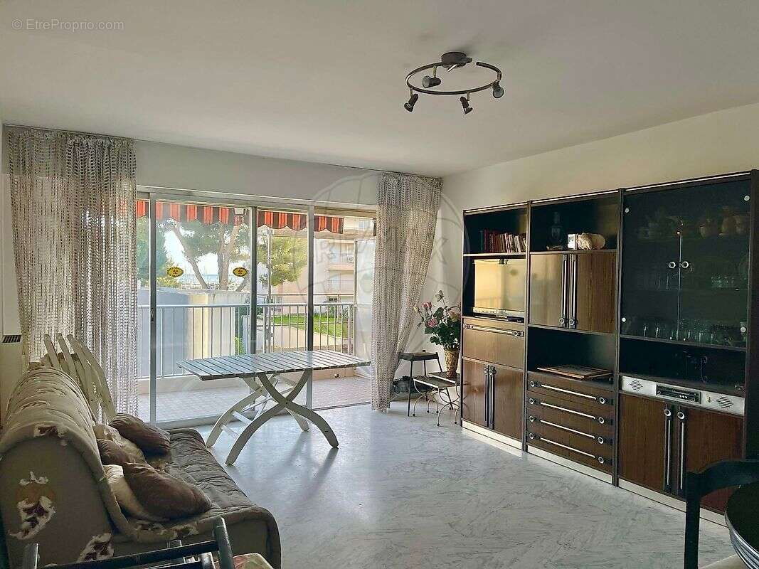 Appartement à SAINT-LAURENT-DU-VAR