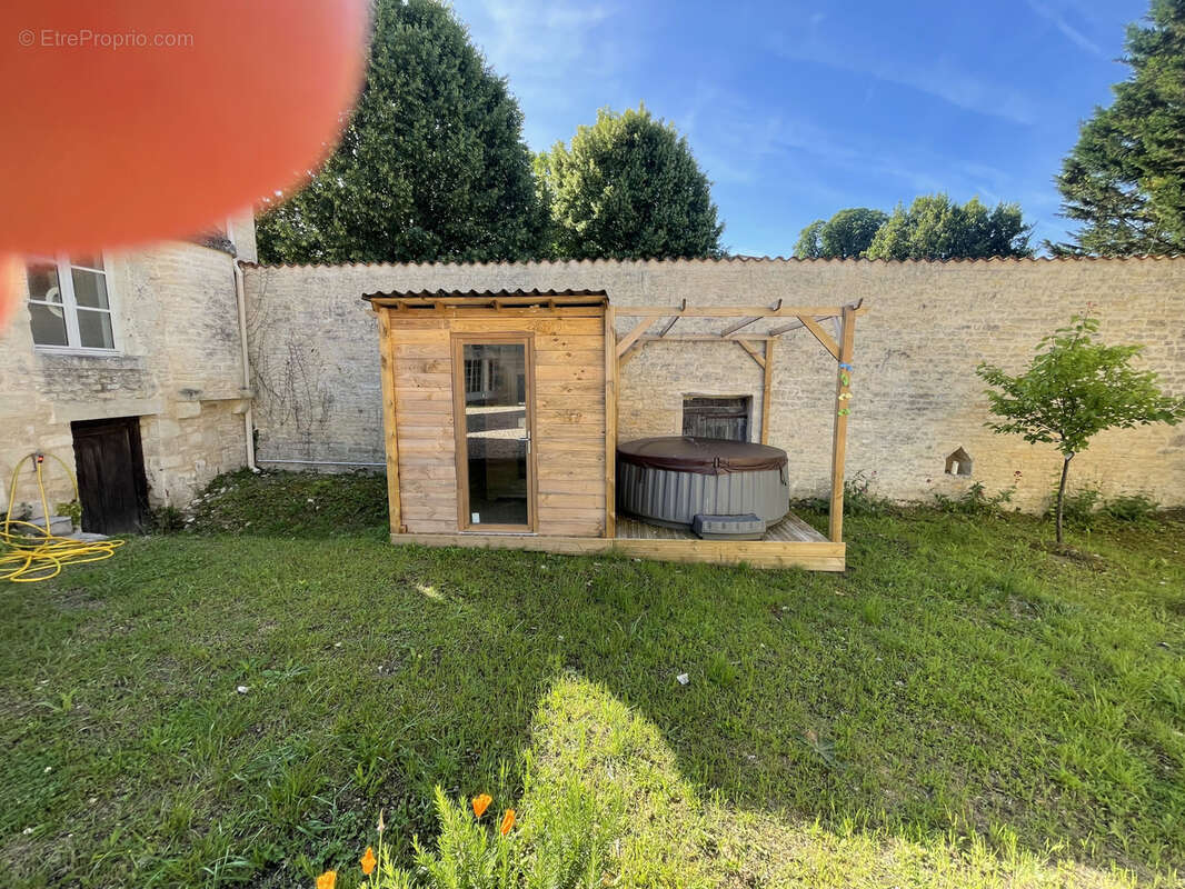 Superbe propriété fortifiée avec deux tours, un sauna et un spa dans la cour, située dans un magnifique villag - photo 28