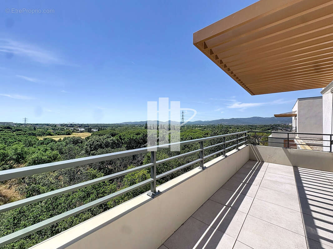 Appartement 3 pièces à vendre à fréjus   dernier étage avec 100 m2 de terrasses, piscine et parking - photo 2