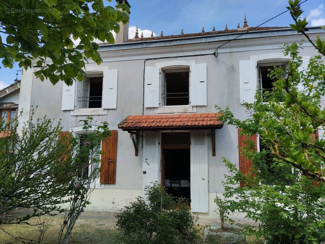 Maison à LOUBIGNE