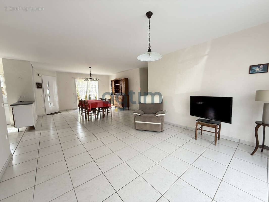 MONTAIGU, Centre, en lotissement: Maison de plain pied, 93m2 habitables, 2 chambres, garage, terrain clos - photo 7