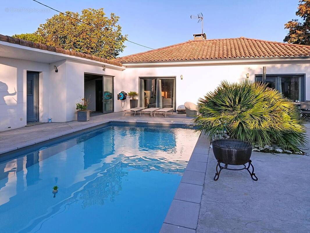 Photo 1 - Maison à PINS-JUSTARET