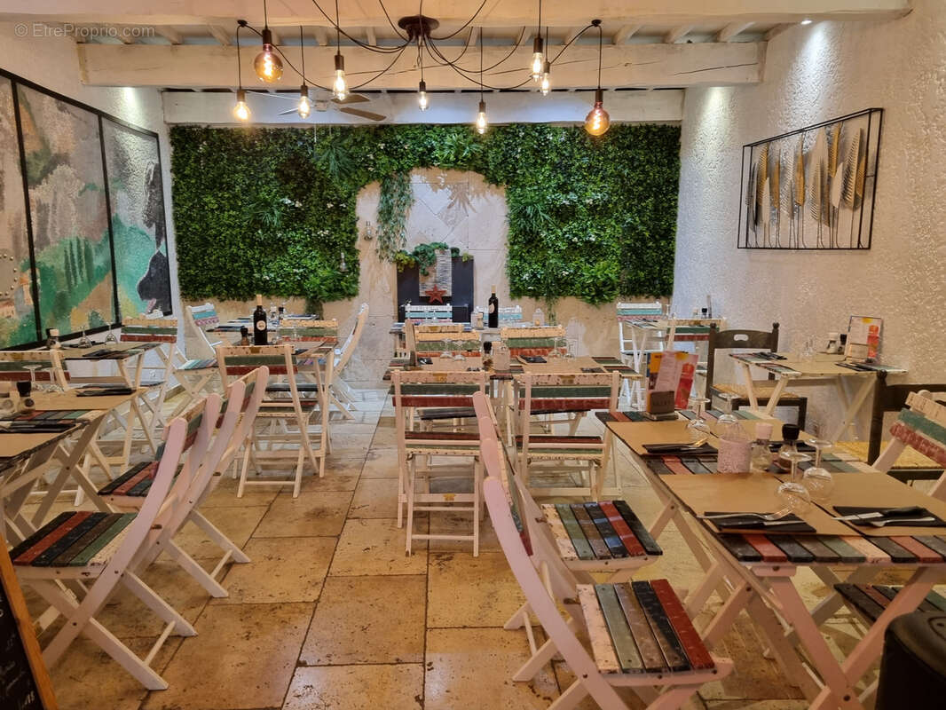 Commerce à MOUSTIERS-SAINTE-MARIE