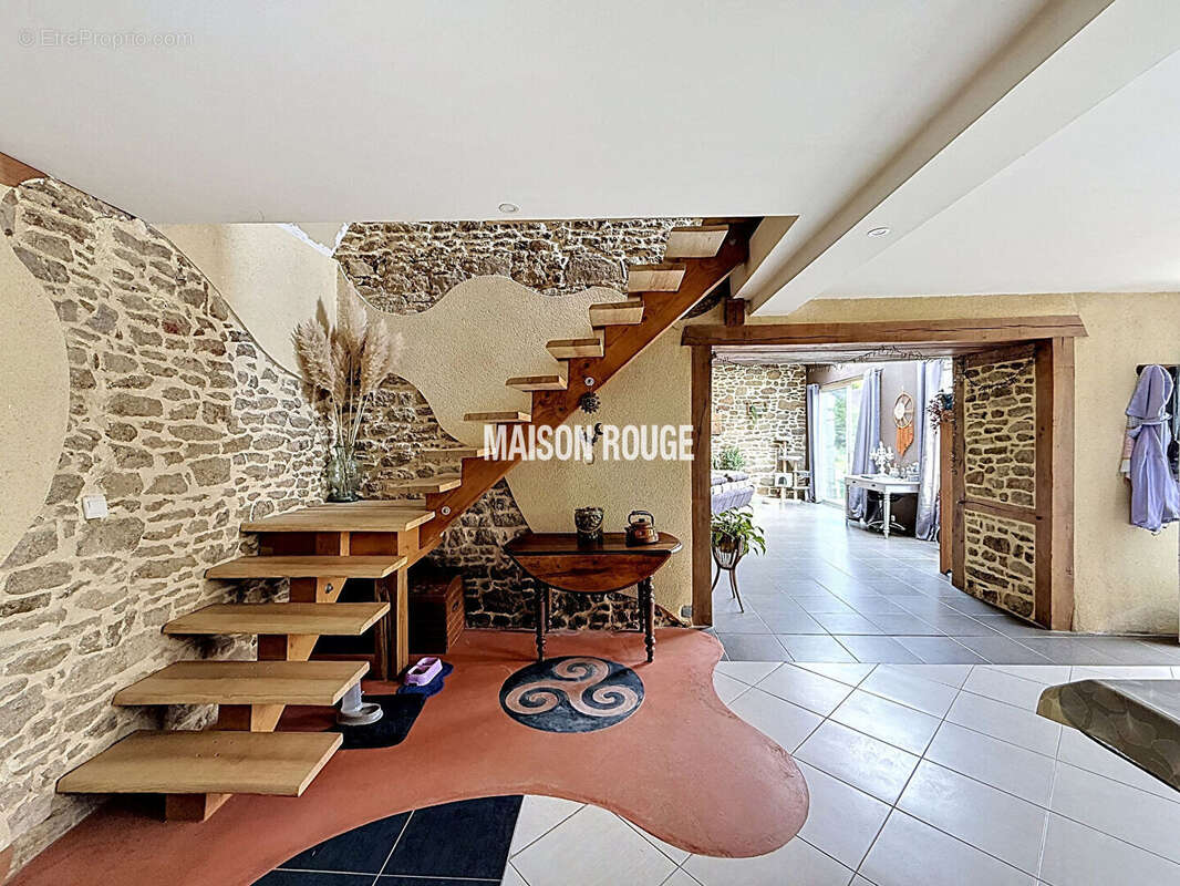 Maison en pierres avec potentiel  d'aménagement sur grand terrain - photo 7