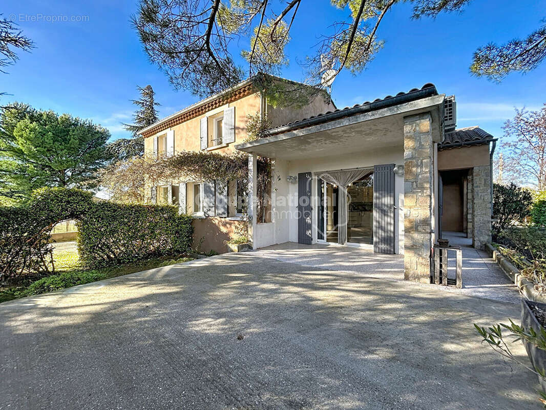 Valreas Maison en R+1 de 157m2 avec  3 Chambres, 1 SDB et 1 SDE, piscine 1000m 2 de Jardin - photo 15