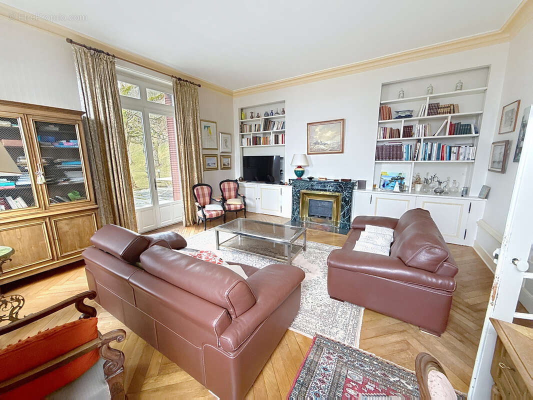 Maison à SAINT-BONNET-LE-CHATEAU