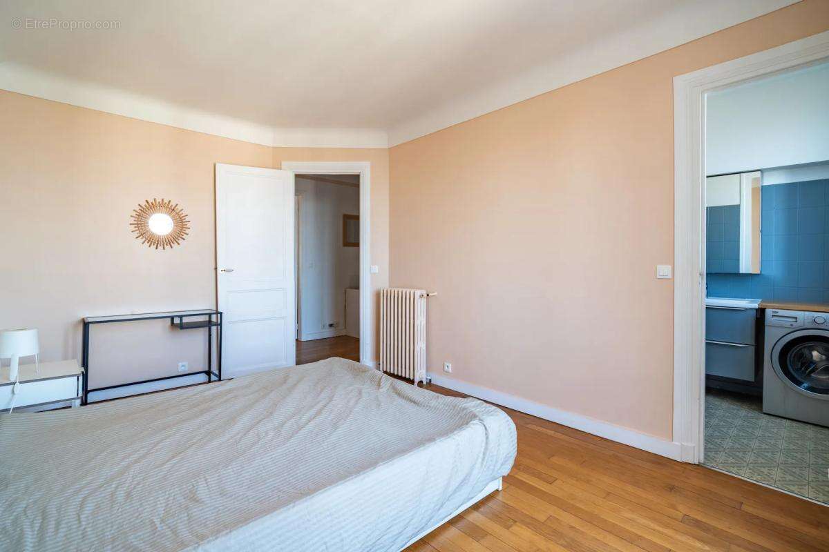Appartement à COURBEVOIE
